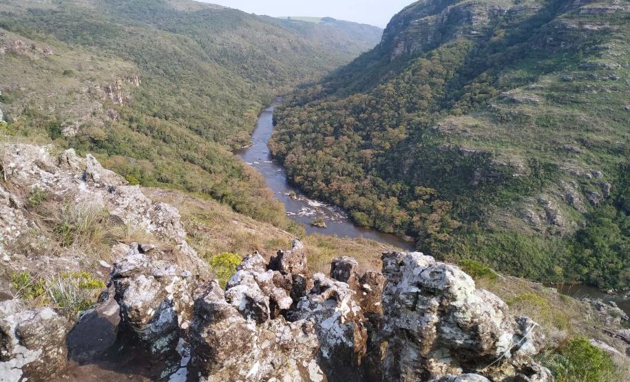 Foto de rio em parque estadual