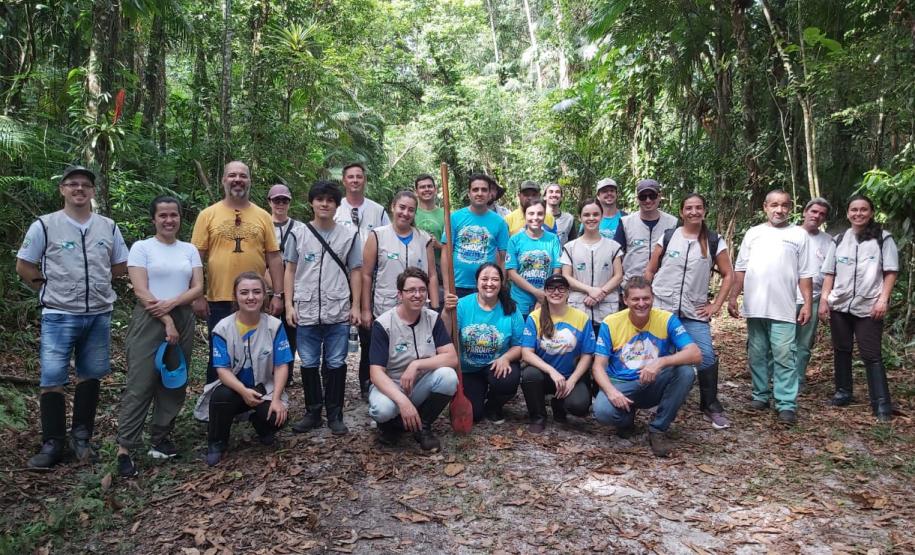 Foto de conjunto de voluntários e equipes do IAT