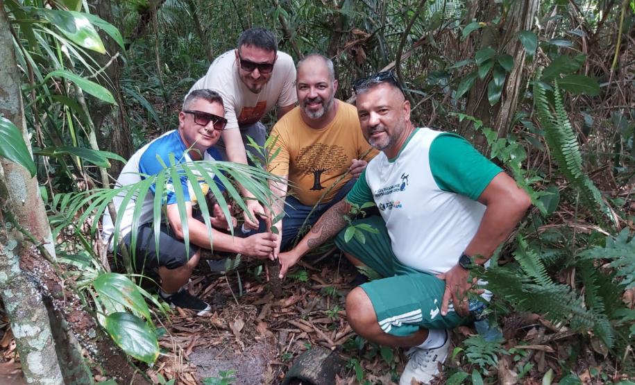 Foto de voluntários plantando mudas