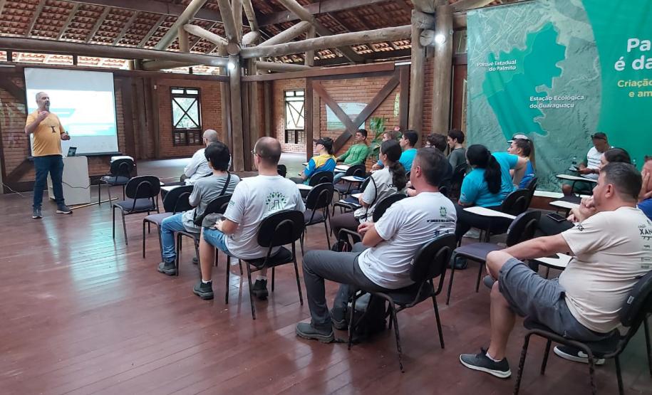 Foto de Rafael Andreguetto orientando os voluntários