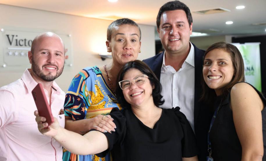 GOVERNADOR POSANDO PARA FOTO COM NOVOS SERVIDORES