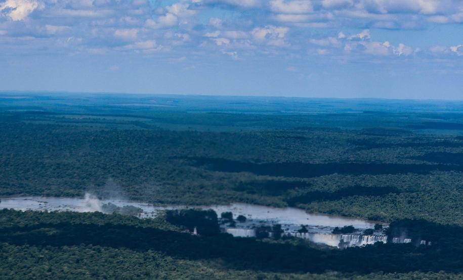 HORIZONTE AZULADO PARANAENSE COM UM RIO NO TERÇO INFERIOR DA FOTO
