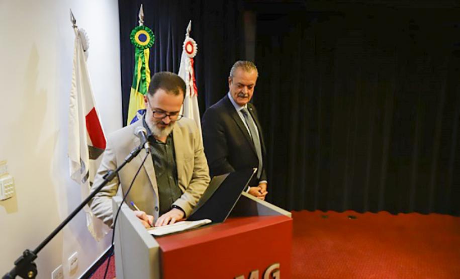 Diretor-presidente do IAT em solenidade com os presentes