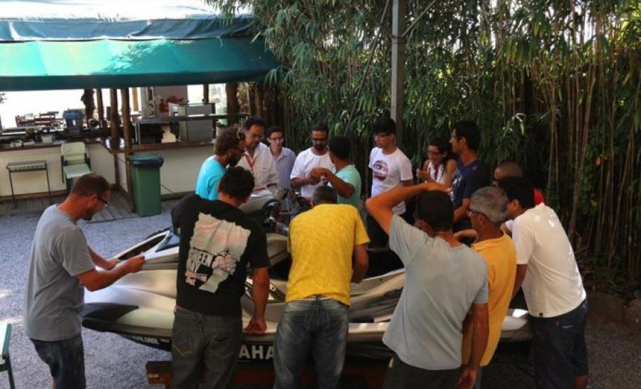 ALUNOS SE AMONTOANDO AO REDOR DE UM BARCO