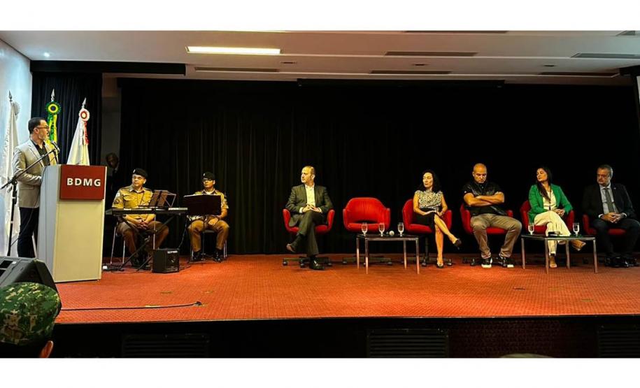 Diretor-presidente do IAT em solenidade com os presentes