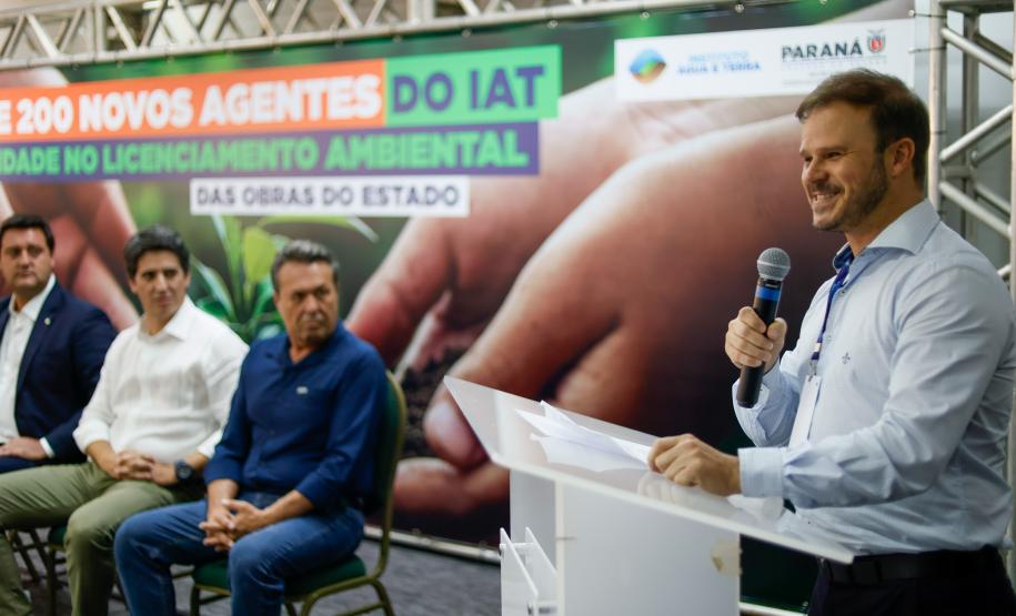 GOVERNANDOR ACOMPANHANDO A CERIMÔNIA DE POSSE DOS NOVOS SERVIDORES