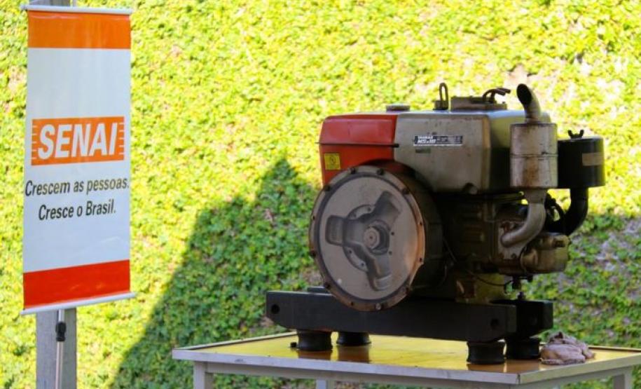 MOTOR AO LADO DE PLACA DO SENAI