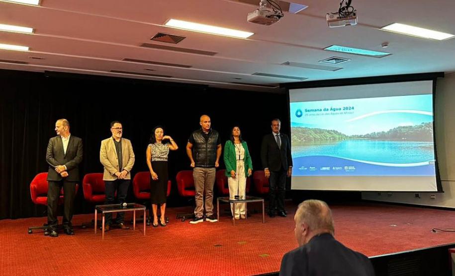 Diretor-presidente do IAT em solenidade com os presentes