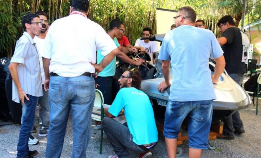 ALUNOS SE AMONTOANDO AO REDOR DE UM BARCO