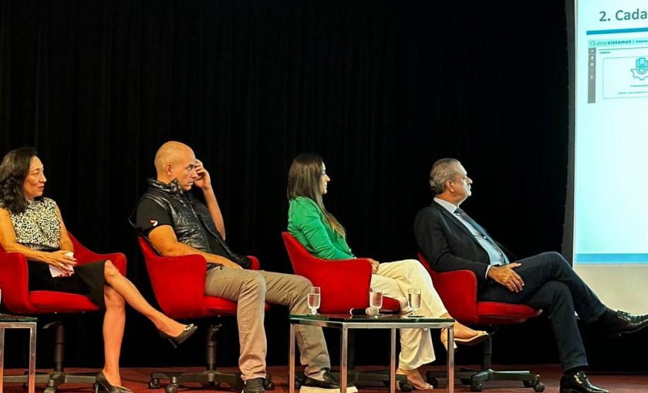 Diretor-presidente do IAT em solenidade com os presentes