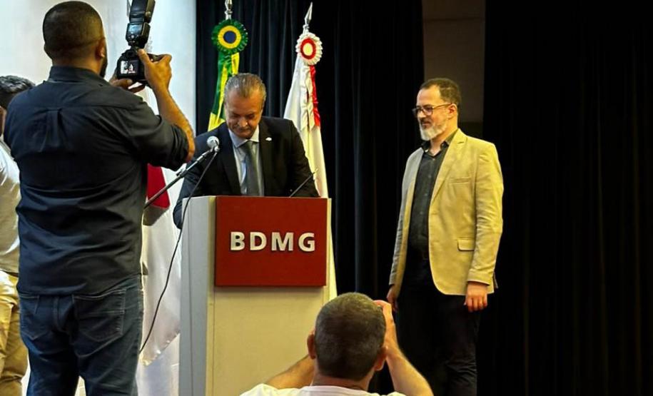 Diretor-presidente do IAT em solenidade com os presentes