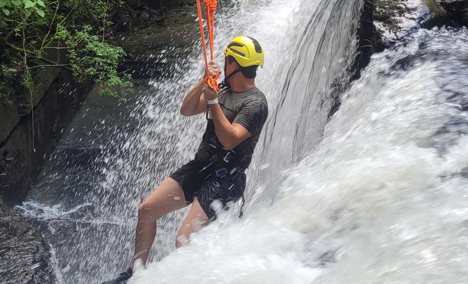 turista em meio à cachoeira