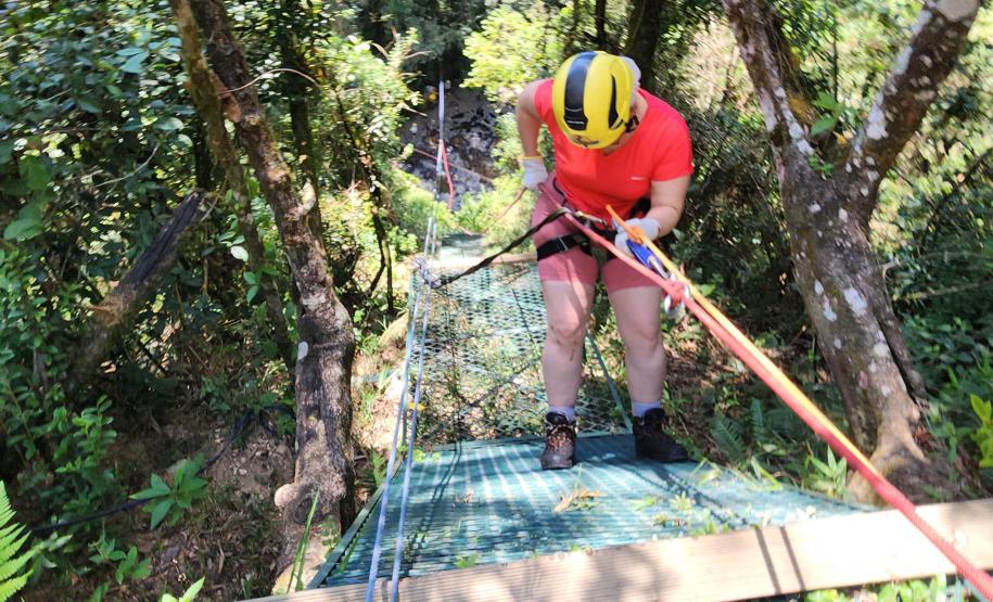 turista fazendo climbing