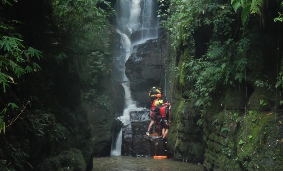 turistas em meio a trilha
