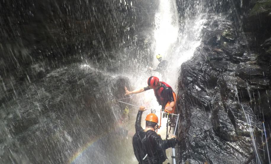 turistas em trilha subindo a cachoeira da rppn