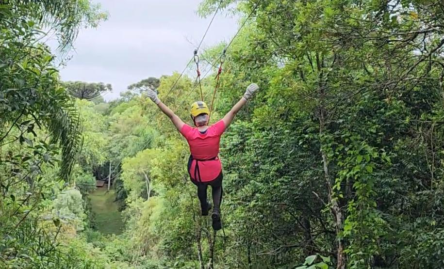 turista se divertindo em tirolesa