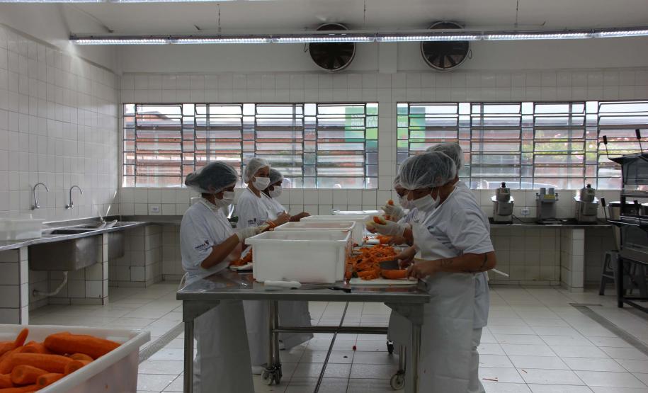 Funcionários trabalhando em banco de alimentos