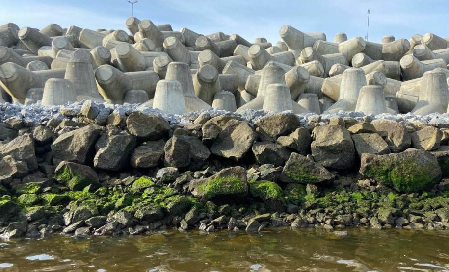 Foto de estruturas da nova orla de matinhos