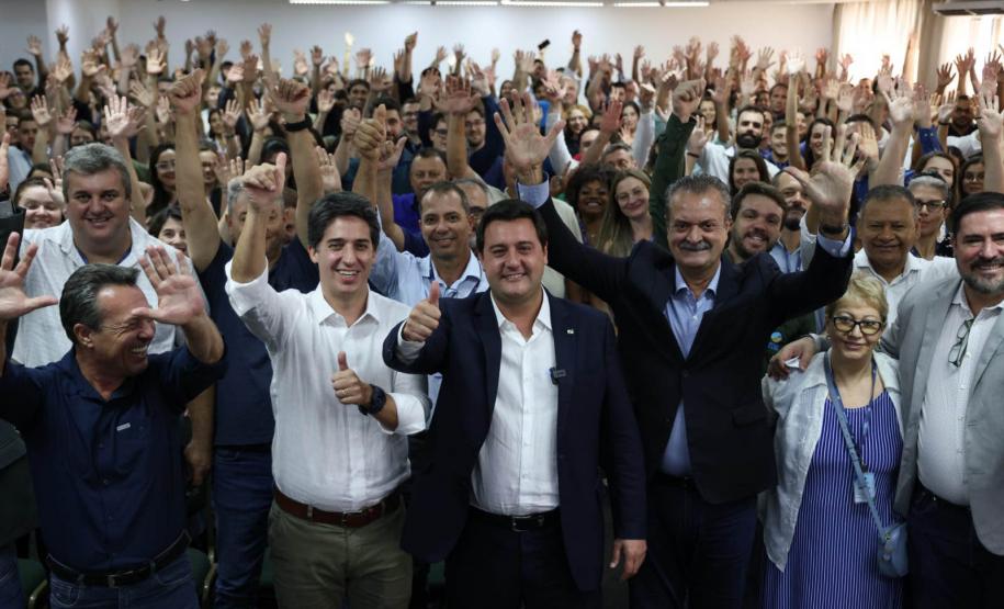 Ratinho Júnior em frente aos participantes do evento de posse