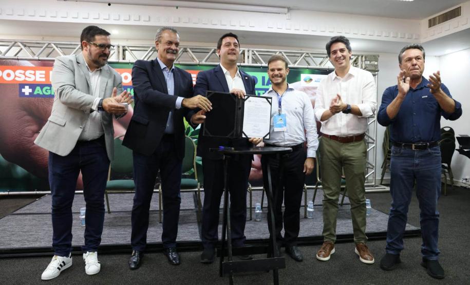 Ratinho Júnior e Everton Souza durante evento de posse