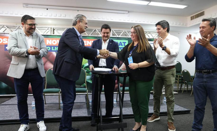 Everton Souza parabenizando uma das novas servidoras