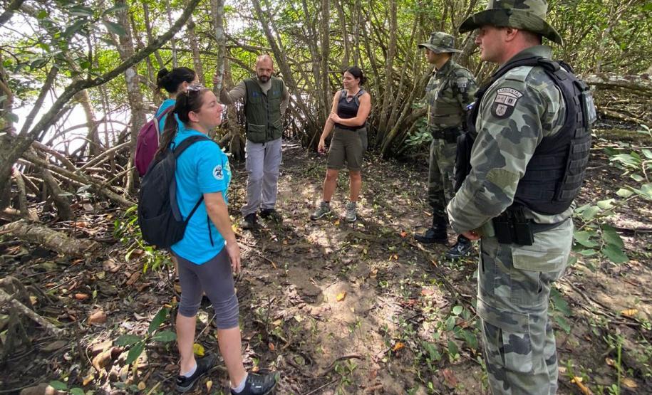 TECNICOS DO IAT JUNTO DE AGENTES Batalhão de Polícia Ambiental - Força Verde (BPAmb-FV)