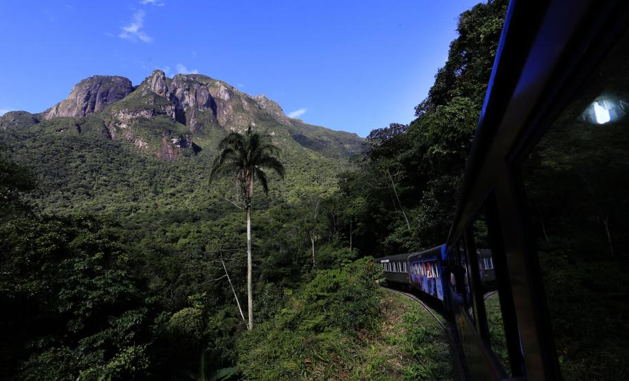 PICO MARUMBI DA PERSPECTIVA DO TREM