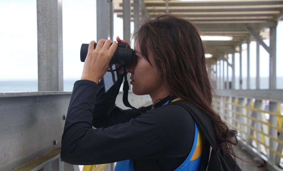 Servidora observando com binóculos
