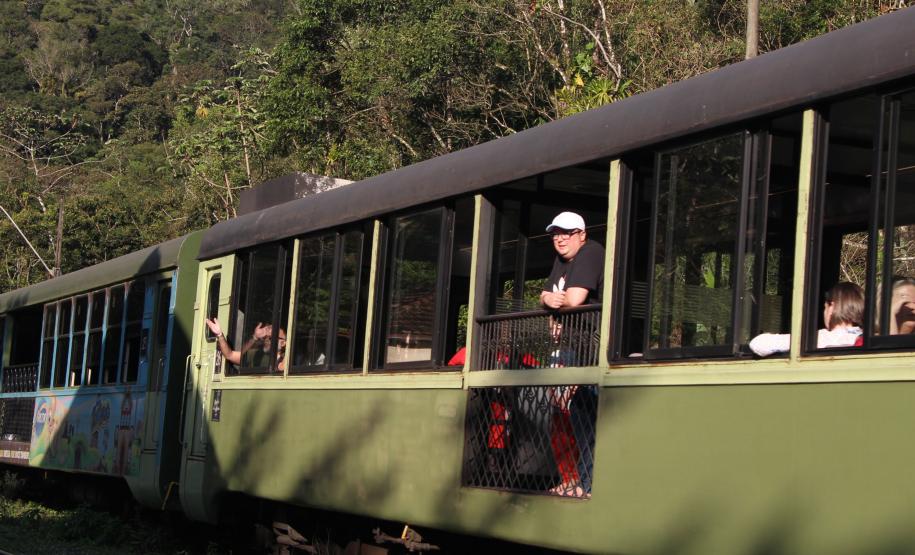 PASSEIO DE TREM PELA SERRA DO PARANÁ