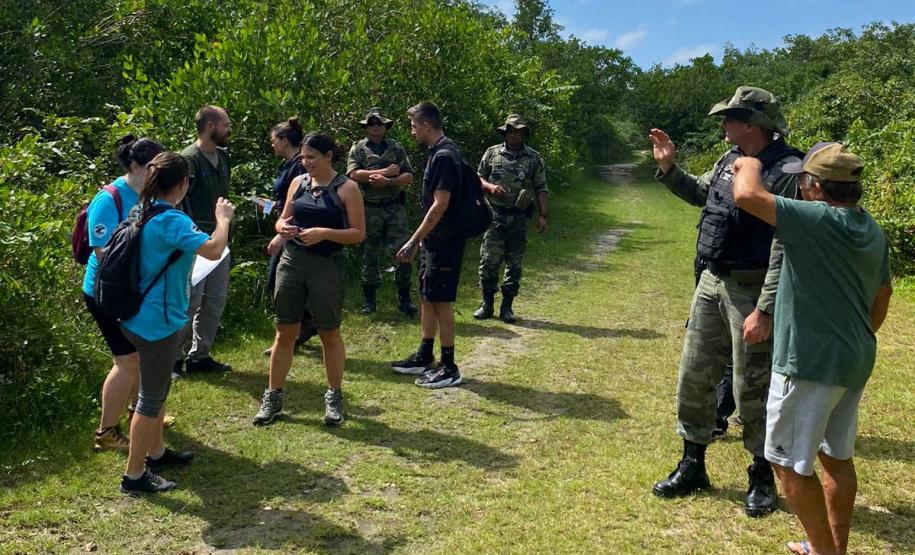 TECNICOS DO IAT JUNTO DE AGENTES Batalhão de Polícia Ambiental - Força Verde (BPAmb-FV)