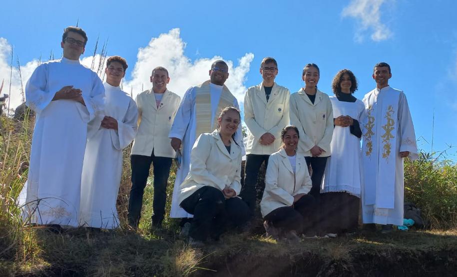 SACERDOTES POSANDO PARA FOTO