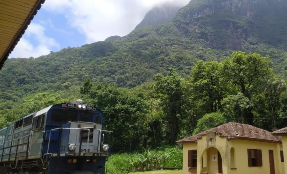 TREM PASSANDO EM FRENTE AO PICO MARUMBI