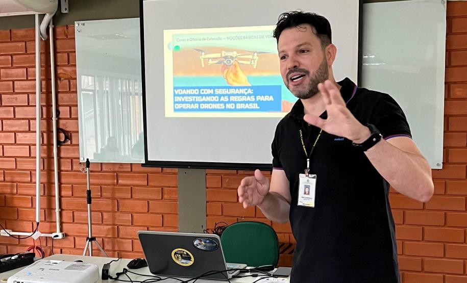 INSTRUTOR EM AULA TEÓRICA