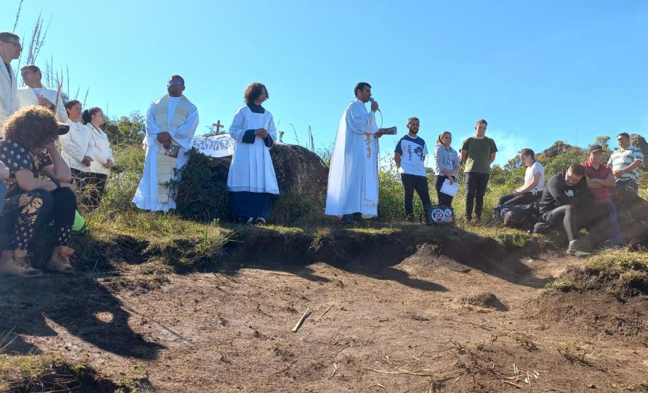 SACERDOTRES CONDUZINDO A CERIMÔNIA