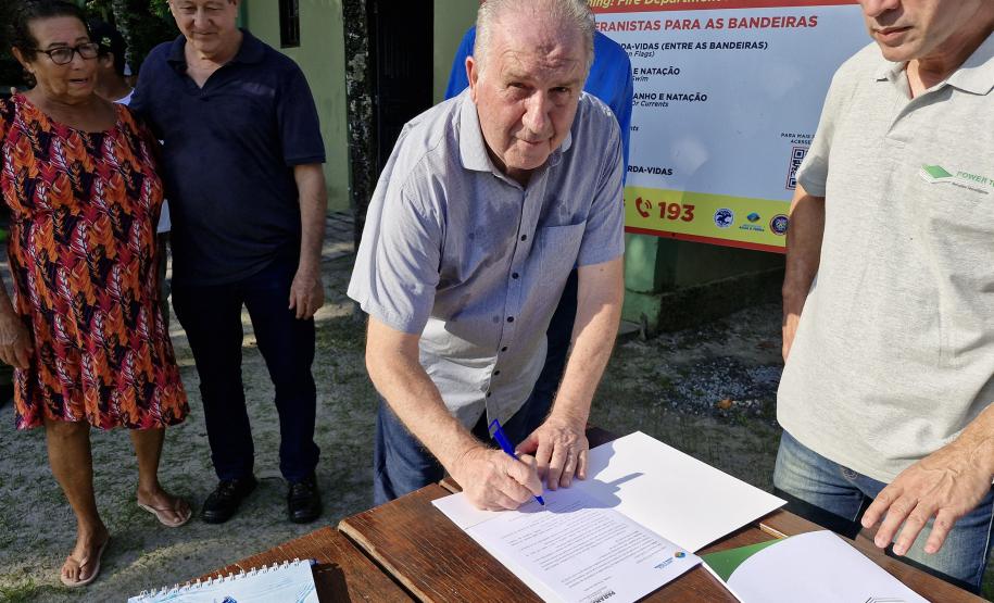 INTEGRANTE DO IAT ASSINANDO