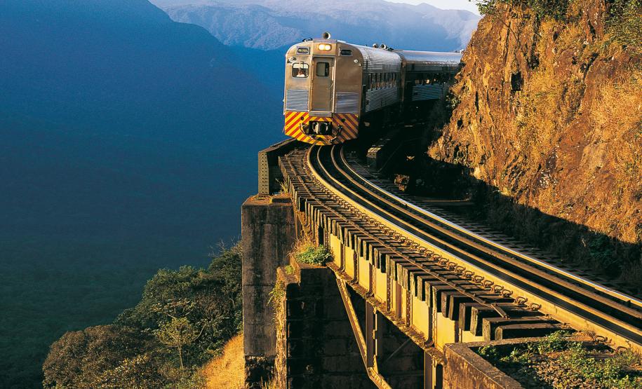 TREM PASSANDO PELA REGIÃO