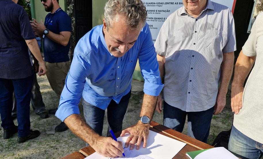 DIRETOR-PRESIDENTE DO IAT ASSINANDO