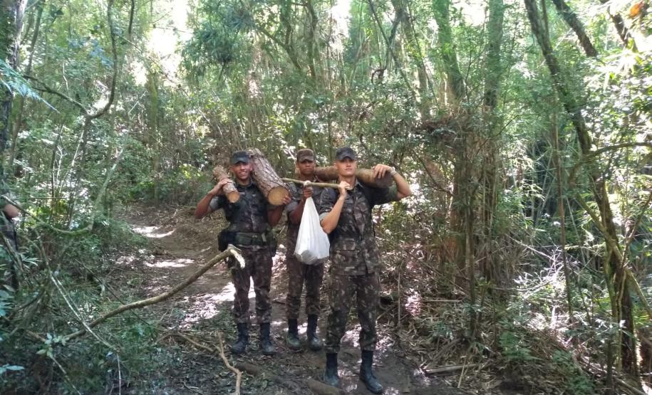 integrantes do 27º Batalhão Logístico do Exército, da Universidade Tecnológica Federal do Paraná (UTFPR) participando