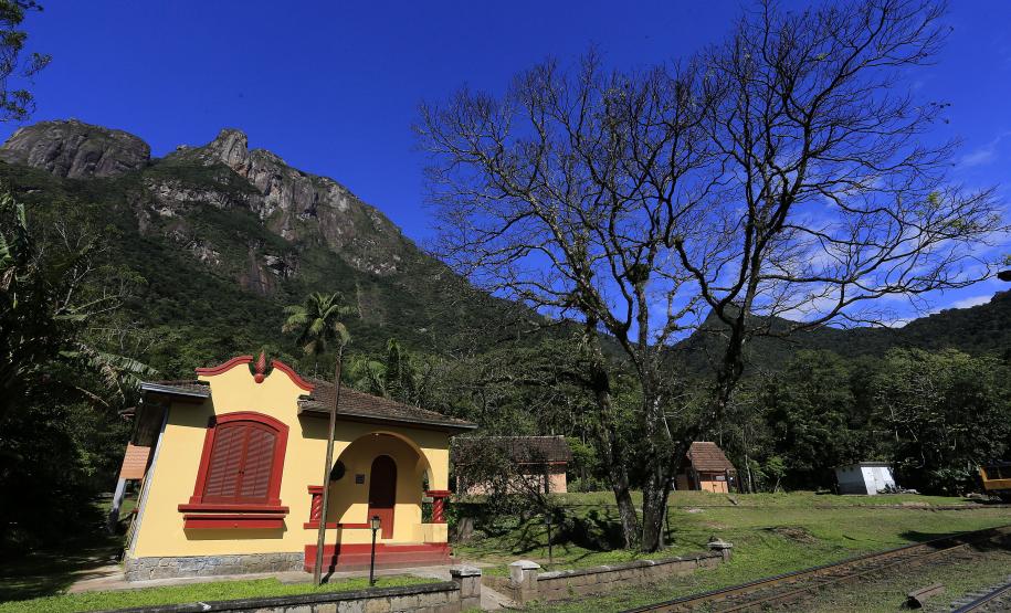 Foto de estação com montanha no fundo