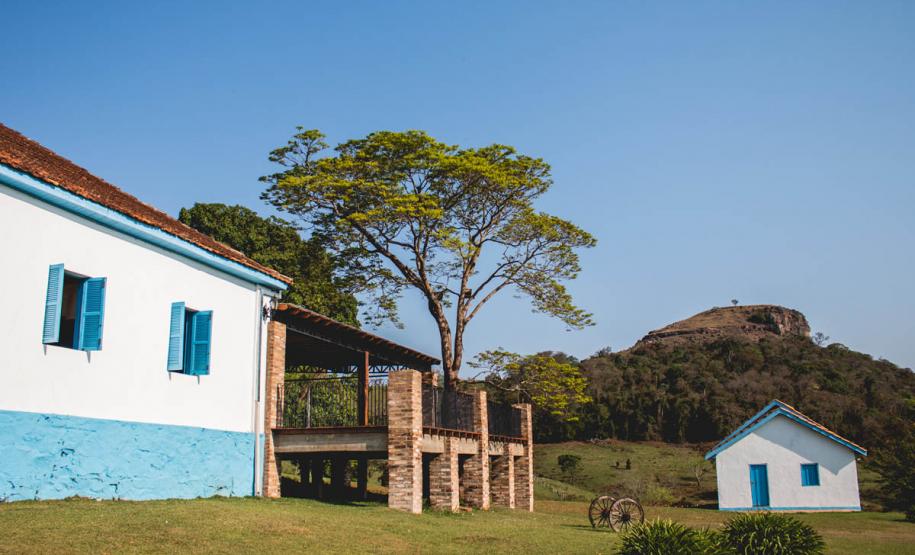 Foto de estruturas com montanha no fundo