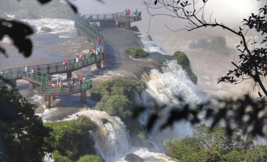 Turistas na passarela das cataras de Foz do Iguaçu