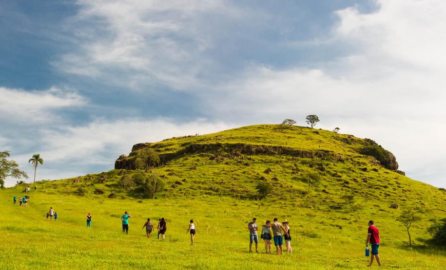 Foto de montanha com pessoas na frente