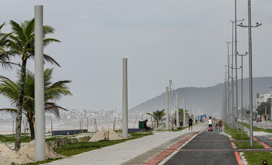 Foto de superpostes já instalados na orla de Matinhos