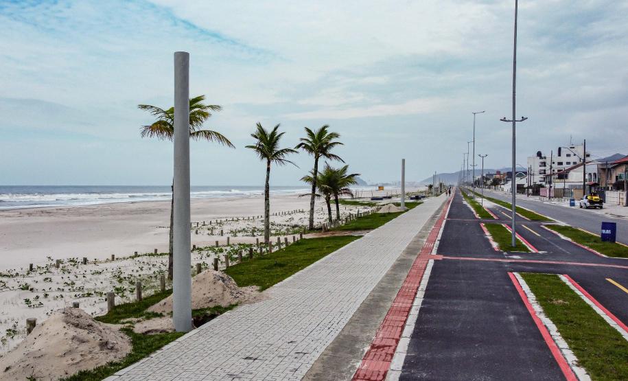 Foto de superpostes já instalados na orla de Matinhos