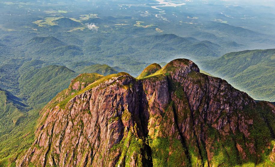 Foto aérea de montanha