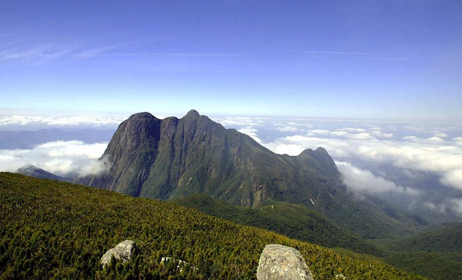 Foto aérea de montanha