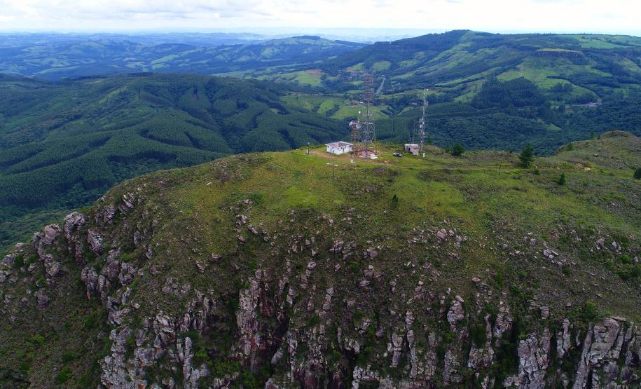 Foto aérea de montanha