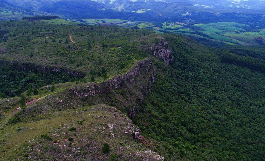 Foto aérea de montanha