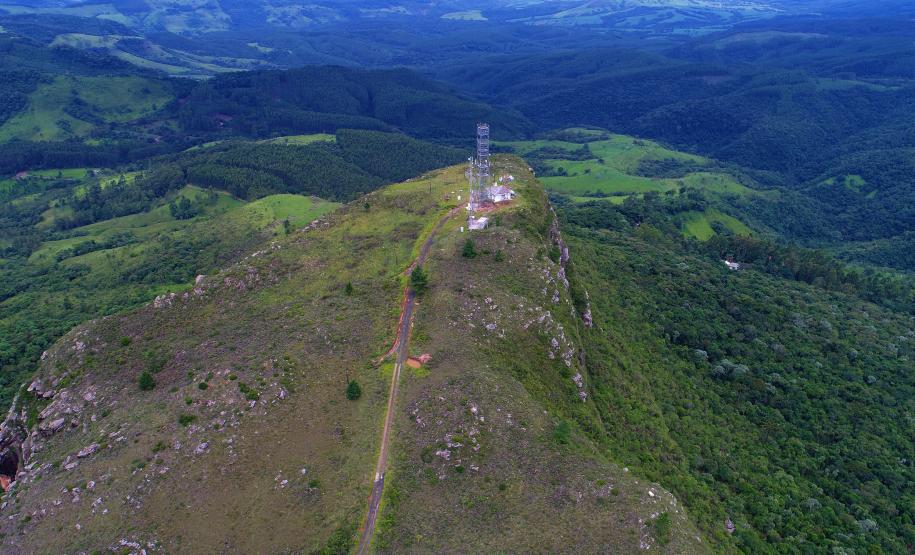 Foto aérea de montanha