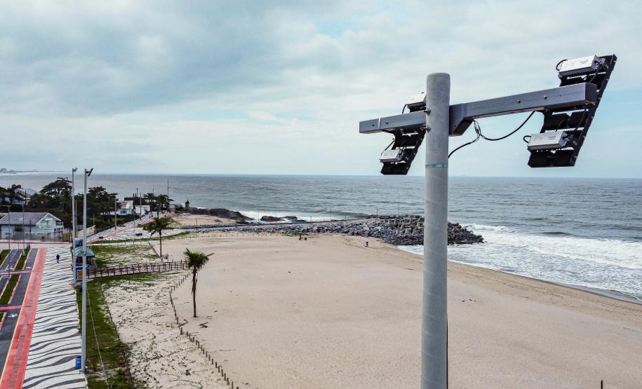 Foto de superpostes já instalados na orla de Matinhos